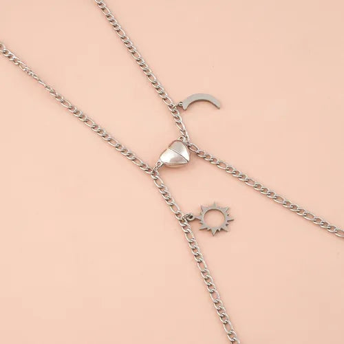 Coppia di bracciali in acciaio con ciondolo